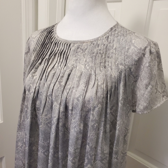 NWT Dolan Left Coast Collection Anthropologie Grey Python Print Pleated Blouse S - Picture 3 of 11